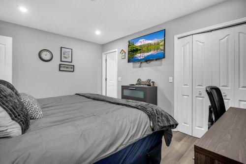 Ένα ή περισσότερα κρεβάτια σε δωμάτιο στο 240 Spacious Modern Home W Ac