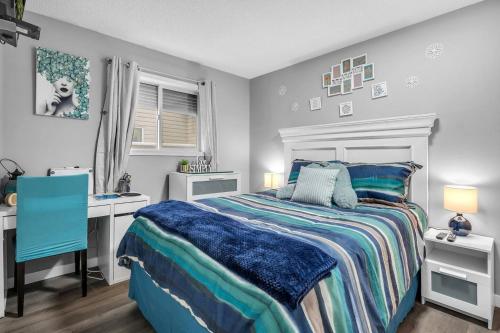 Ένα ή περισσότερα κρεβάτια σε δωμάτιο στο 240 Spacious Modern Home W Ac
