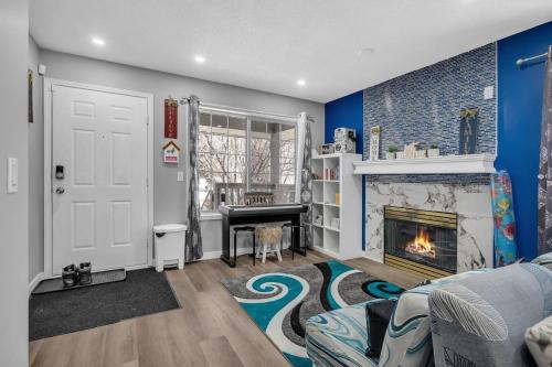 Φωτογραφία από το άλμπουμ του 240 Spacious Modern Home W Ac στο Κάλγκαρι