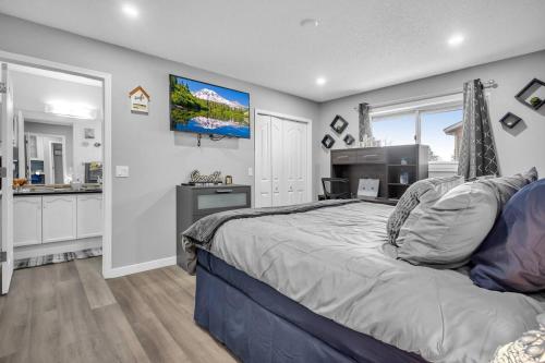 Ένα ή περισσότερα κρεβάτια σε δωμάτιο στο 240 Spacious Modern Home W Ac