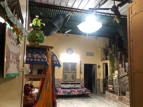 una habitación con dos luces y una mesa en ella en The Green House Impact en Jodhpur
