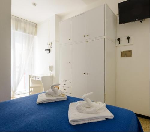 Dos toallas en una cama en una habitación en Hotel Arena, en Cattolica
