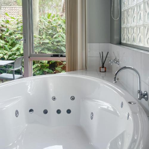 Koupelna v ubytování Waves Luxury Suites