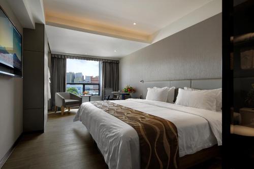 Habitación de hotel con cama grande y ventana en Hangyong Ree Hotel (Shenzhen Airport) en Bao'an
