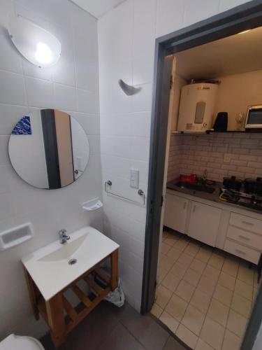 bagno con lavandino e specchio di Apartment City Heart III a Mendoza