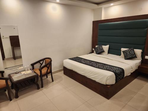 En eller flere senge i et værelse på Hotel Marina Near IGI Airport Delhi