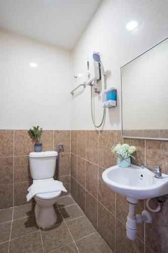 a bathroom with a toilet and a sink at HOTEL 28 RAPID in Kuala Lumpur