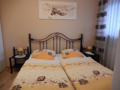 sypialnia z 2 łóżkami i poduszkami w obiekcie Ferienwohnung Majo w mieście Bad Birnbach