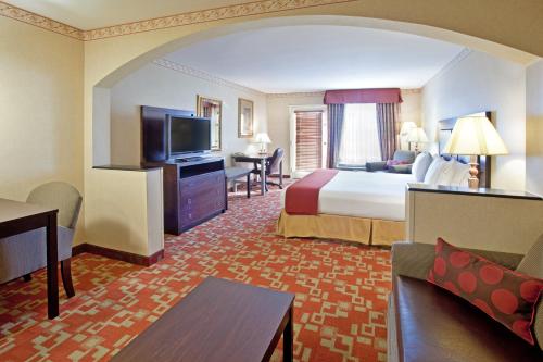 pokój hotelowy z łóżkiem i telewizorem w obiekcie Holiday Inn Express Hotel & Suites El Centro, an IHG Hotel w mieście El Centro