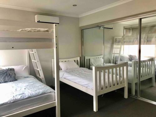 Giường trong phòng chung tại D119 Silver Birch Family Stay