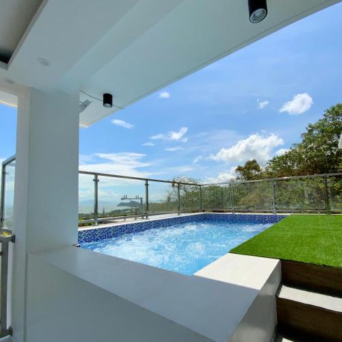 een zwembad op het balkon van een huis bij Jacobs Makiling Lakeview Resort in Los Baños
