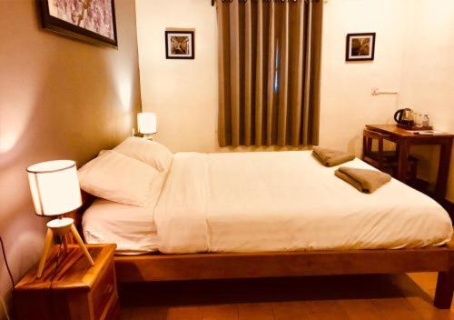 Tempat tidur dalam kamar di Prantara Heritage Suites