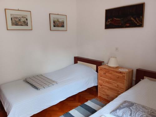 Habitación con 2 camas individuales y paredes blancas. en Holiday home Olive- 150m from sea, en Splitska