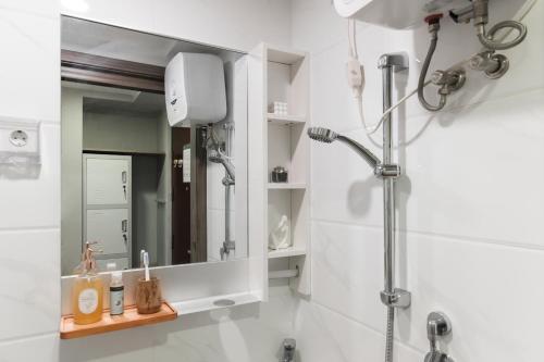 Ένα μπάνιο στο Calma Studio I @Skyhouse Apartment