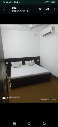 Una foto de una cama en una habitación en SPOT ON Shree Jee Ghust House en Bandikui