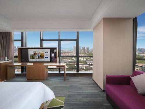 Postel nebo postele na pokoji v ubytování Hampton by Hilton Shenzhen Longhua Qinghu