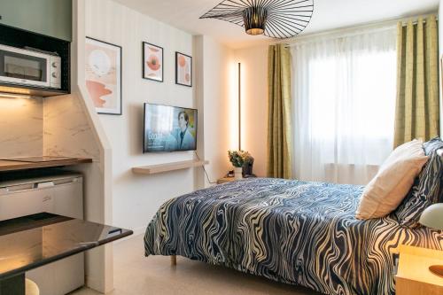 a hotel room with a bed and a window at Villeurbanne Centre Appartement Meublé in Villeurbanne