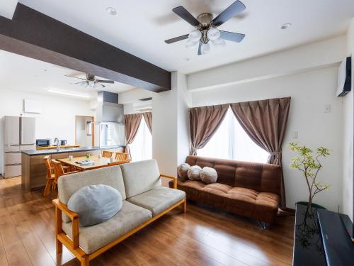 ein Wohnzimmer mit einem Sofa und einem Tisch in der Unterkunft Comfort Plus in Chatan