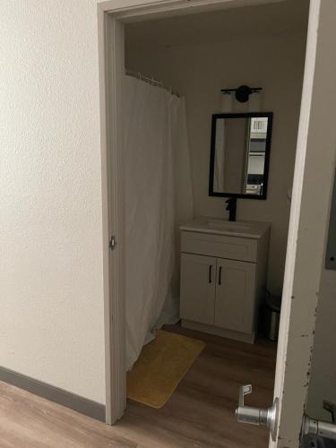 uma casa de banho com um espelho e um lavatório em Private Escape em Las Vegas