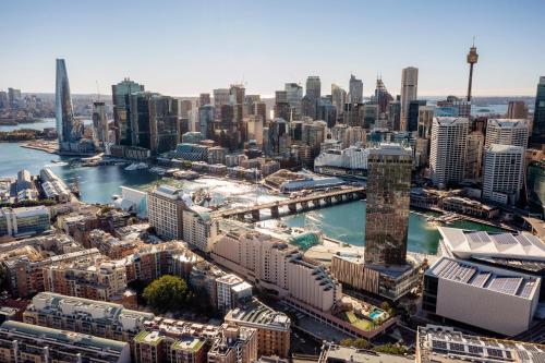 een luchtzicht op een stad met gebouwen bij Novotel Sydney Darling Harbour in Sydney