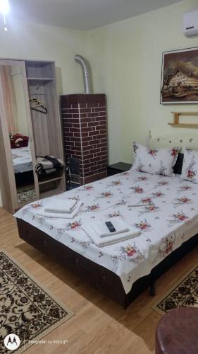 Un dormitorio con una cama grande con flores. en Casa de vacanta Puiu en Sulina