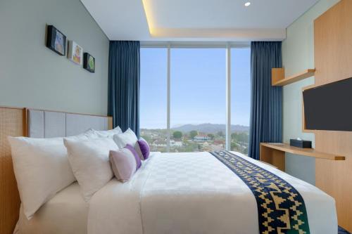 Postel nebo postele na pokoji v ubytování Golden Tulip Springhill Lampung