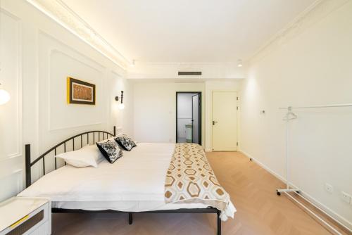 a bedroom with a large bed and a shower at Shanghai Yi Du B&B - Yu Garden Bund Store, 400m near Yu Garden subway in Shanghai