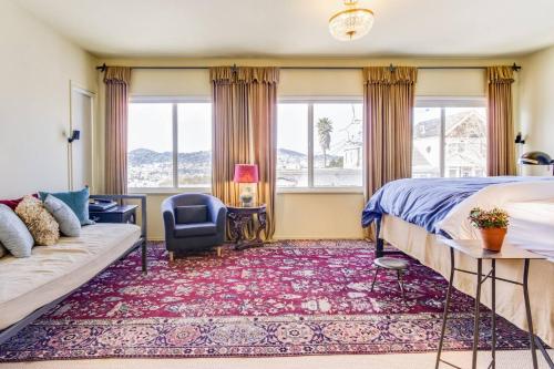 um quarto com uma cama e um sofá em Two Bedroom, Two Newly Renovated Bathrooms, Deck em São Francisco