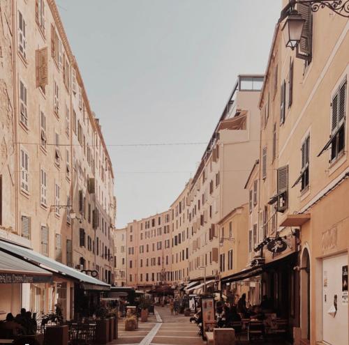 Photo de la galerie de l'établissement F2 hyper centre historique Ajaccio, à Ajaccio