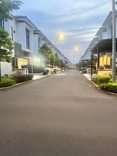 uma rua vazia numa cidade com edifícios em Semayang Asya em Jakarta