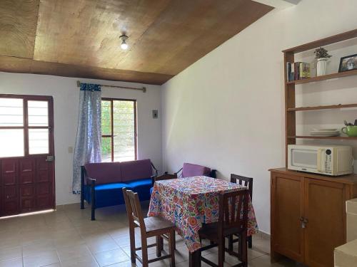 une salle à manger avec une table et un four micro-ondes dans l'établissement Kochian: Lugar donde se sueña, à Zoquiapan