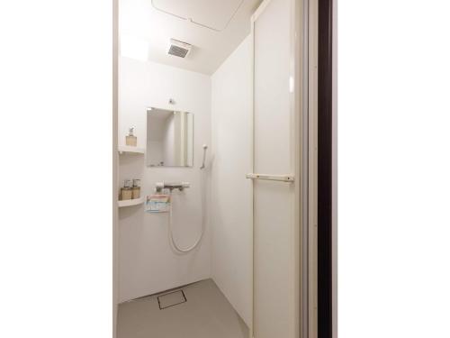y baño con ducha y lavamanos. en Gracias Shibuya Honmachi - Vacation STAY 81716v en Tokio
