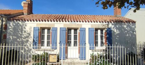 Villa maraichine rénovée, grand jardin et wifi, entre Plage et Marché