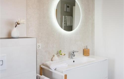 Ένα μπάνιο στο Lovely Apartment In Rechlin With Sauna