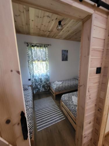 Leśne SPA في Lubień Kujawski: غرفة بسريرين بطابقين ونافذة