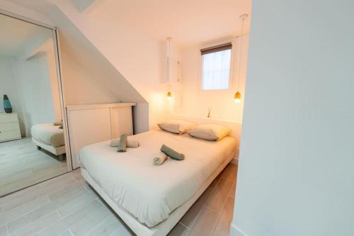 - une chambre avec un lit et un miroir dans l'établissement Marcenaro, à Beausoleil