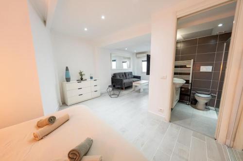 une salle de bain avec baignoire dans une chambre dans l'établissement Marcenaro, à Beausoleil