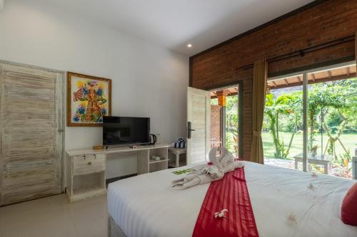 Un dormitorio con una cama con un animal de peluche encima. en Taman Bidadari wellness & Retreat, en Banyuwedang