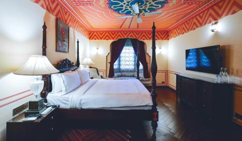 ジャイサルメールにあるFort Rajwada,Jaisalmerのベッドルーム1室(大型ベッド1台、天井付)