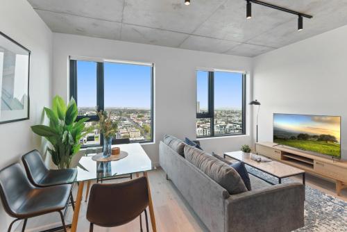 Televisyen dan/atau pusat hiburan di Sophisticated 2-Bed with Bay Views & Amenities
