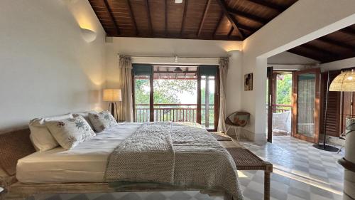 ein Schlafzimmer mit einem großen Bett in einem Zimmer in der Unterkunft SaffronStays Stella Maris - Luxury Beach Front Villa Near Redi Beach in Querim