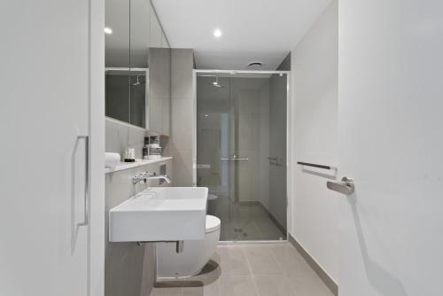 Bilik mandi di Sophisticated 2-Bed with Bay Views & Amenities