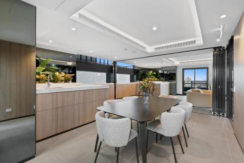 Ruang duduk di Sophisticated 2-Bed with Bay Views & Amenities