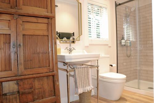 a bathroom with a sink and a toilet at The Moreporks Cottage in Ostend