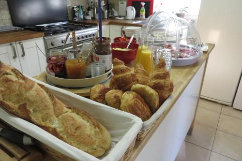 un comptoir avec un tas de pains dans l'établissement Au Grand Bonheur, à Bessèges