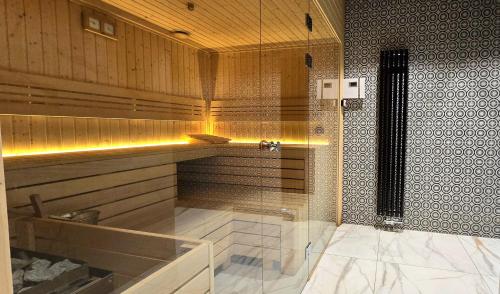 W łazience znajduje się prysznic ze szklanymi drzwiami. w obiekcie Apartament Gdańsk My Way, Parking, Kids Play & Gym by TriApart w Gdańsku
