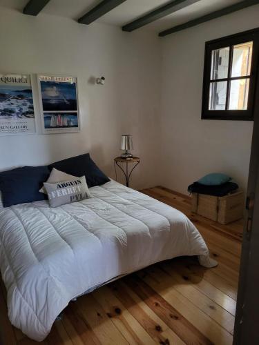 une chambre avec un grand lit blanc dans une pièce dans l'établissement Cap Landes à Léon, à Léon