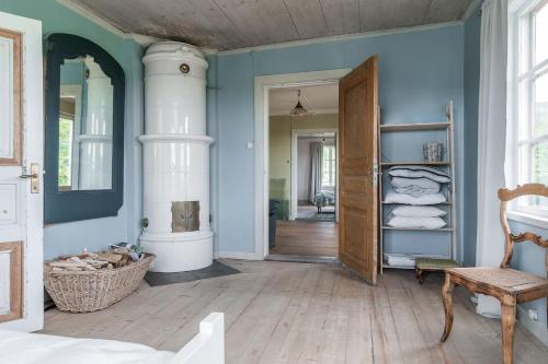 a room with blue walls and a door and a chair at Hyra lantligt boende i Höga Kusten in Västhammar