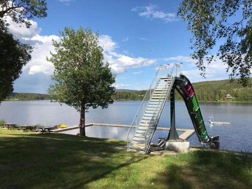 a ladder on the side of a lake at Hyra lantligt boende i Höga Kusten in Västhammar