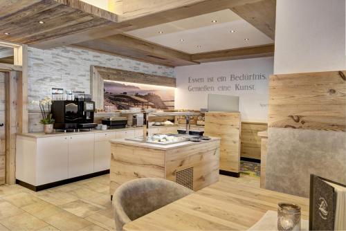 Kuchyň nebo kuchyňský kout v ubytování Hotel-Restaurant Bike&Snow Lederer